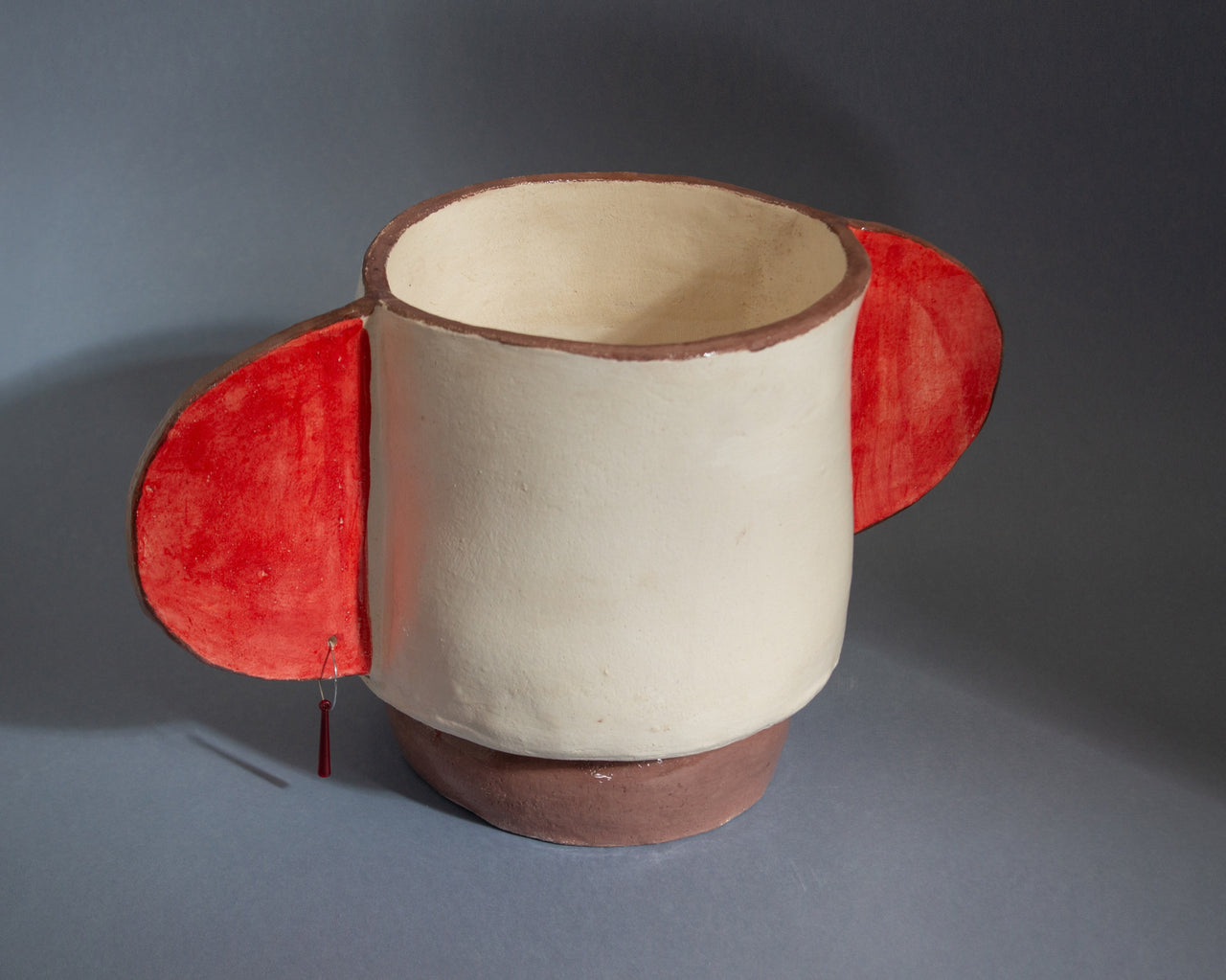 Listening vase red