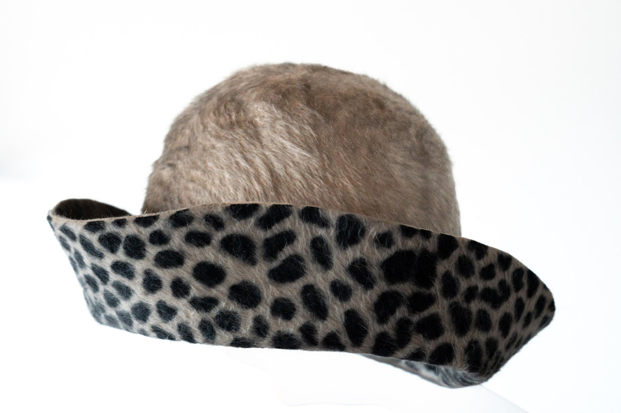 Cappello di feltro di coniglio leopardato, rifinito in pelle